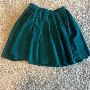 H&M divides green flowy mini skirt